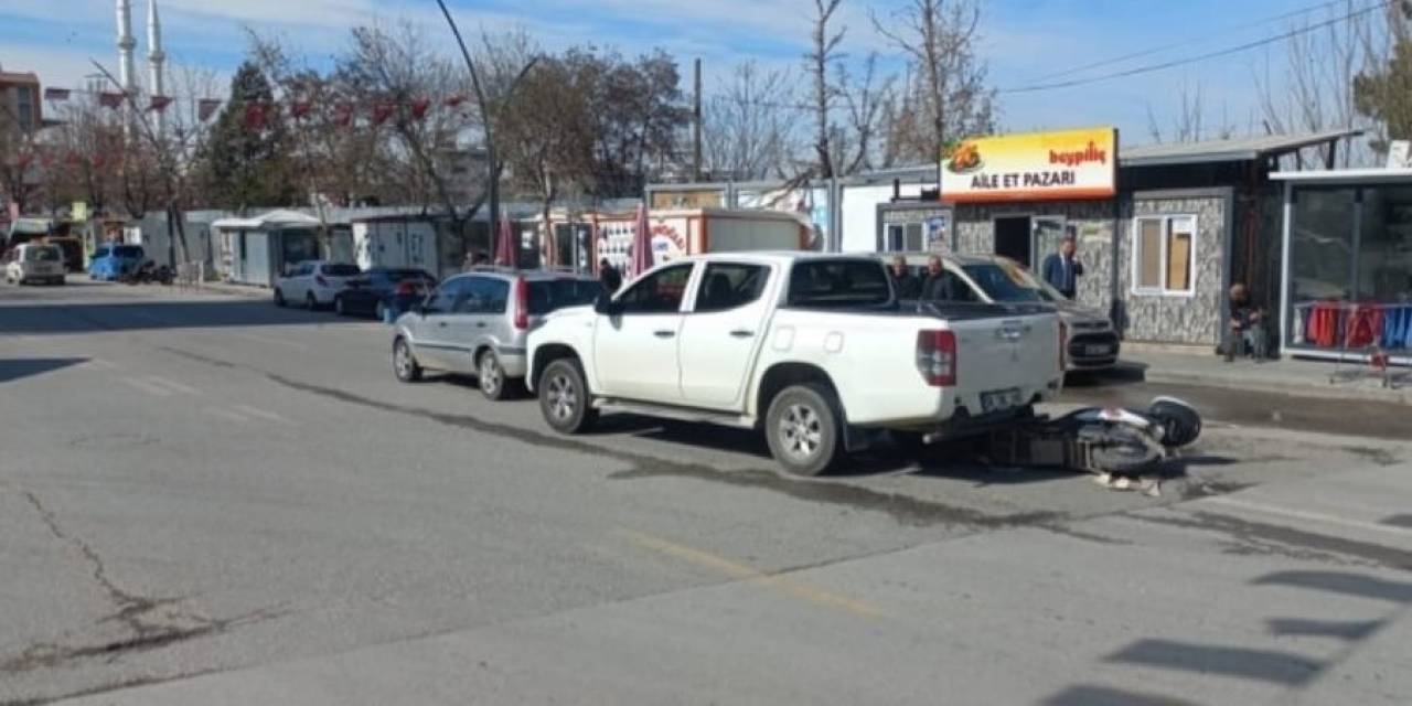 Üç Aracın Karıştığı Kazada: 1 Kişi Yaralandı