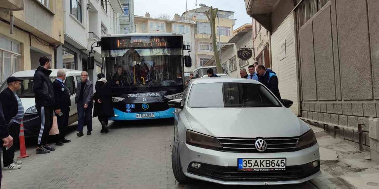 Dar Sokakta Hatalı Park Çilesi: Otobüsler Kuyruk Oluşturdu