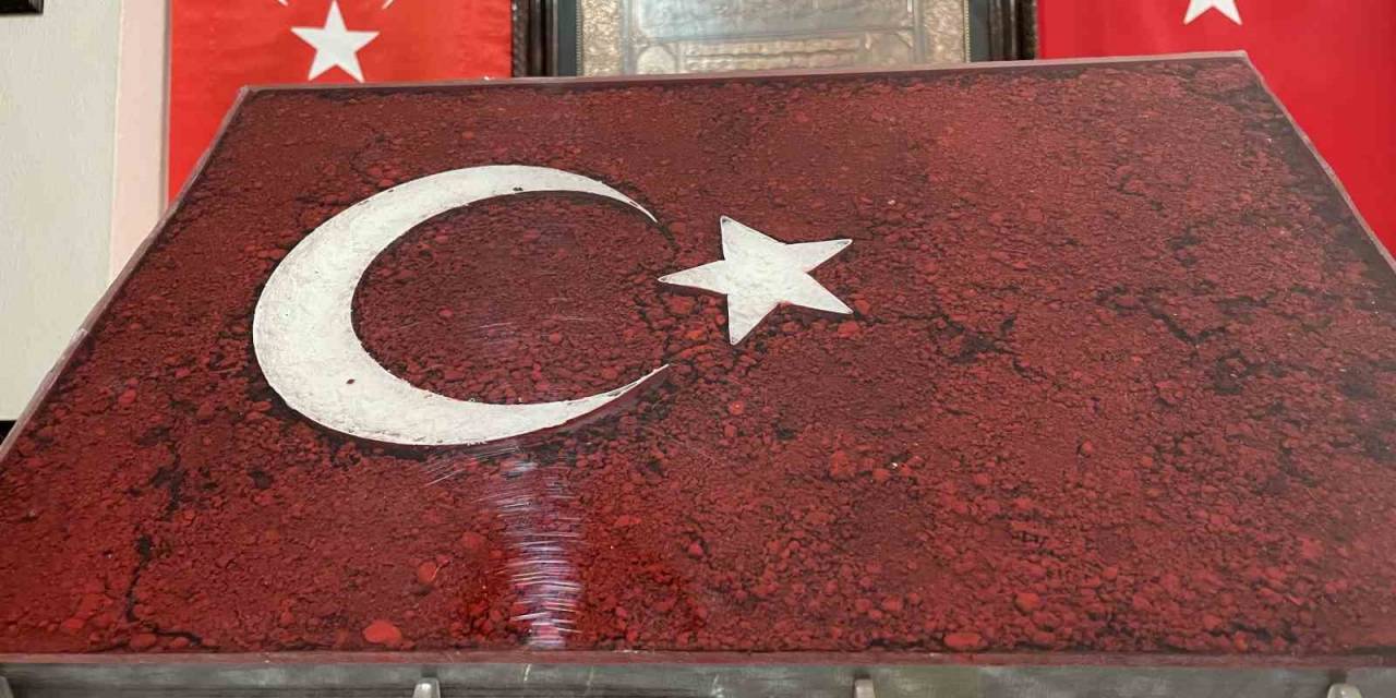 Hain Darbe Girişiminde Şehit Düşenlerin Toprağı, Bu Tabloda Türk Bayrağı Olarak Yıllarca Korunacak