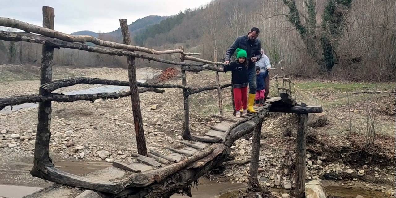 Evlerine Ulaşmanın Tek Yolu Derme Çatma Köprü