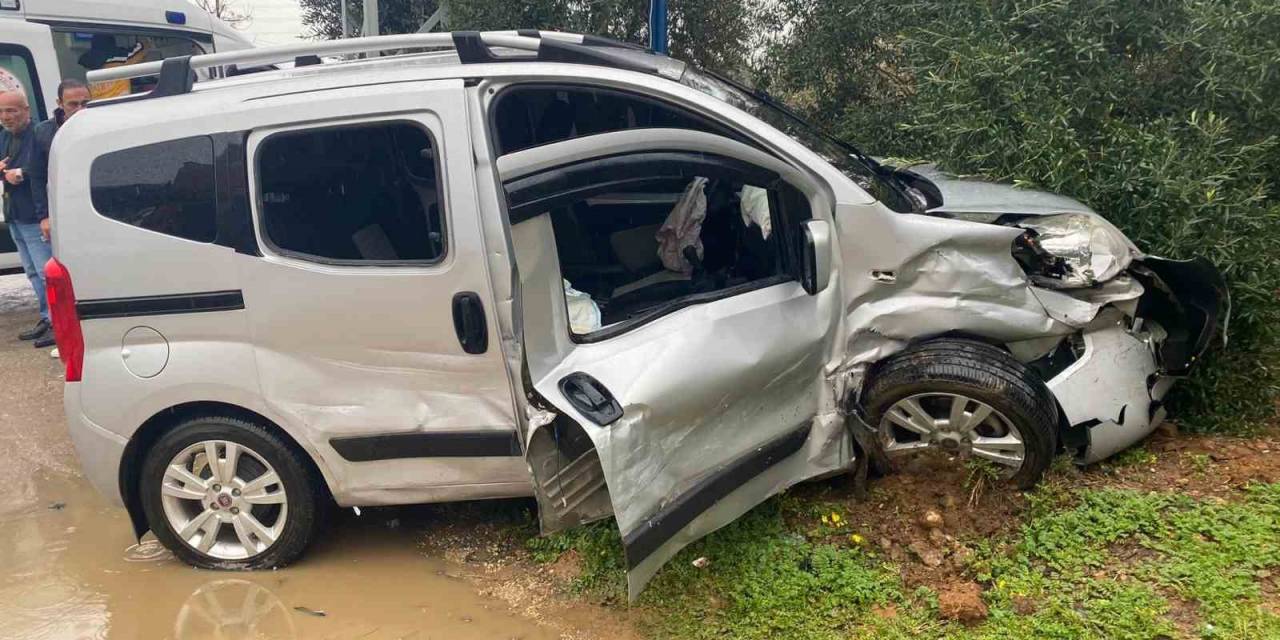 Serik’te İki Otomobil Çarpıştı, Anne Ve Oğlu Yaralandı