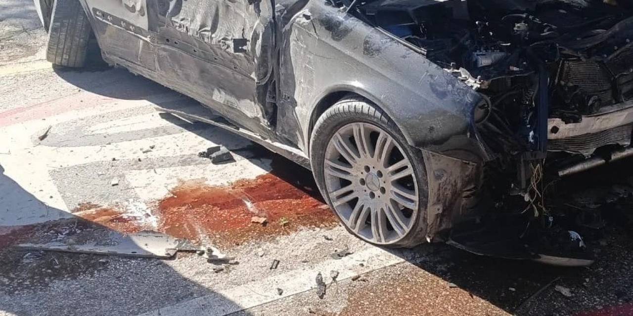 Elazığ’da Araç Kaldırıma Çarptı: 1 Yaralı