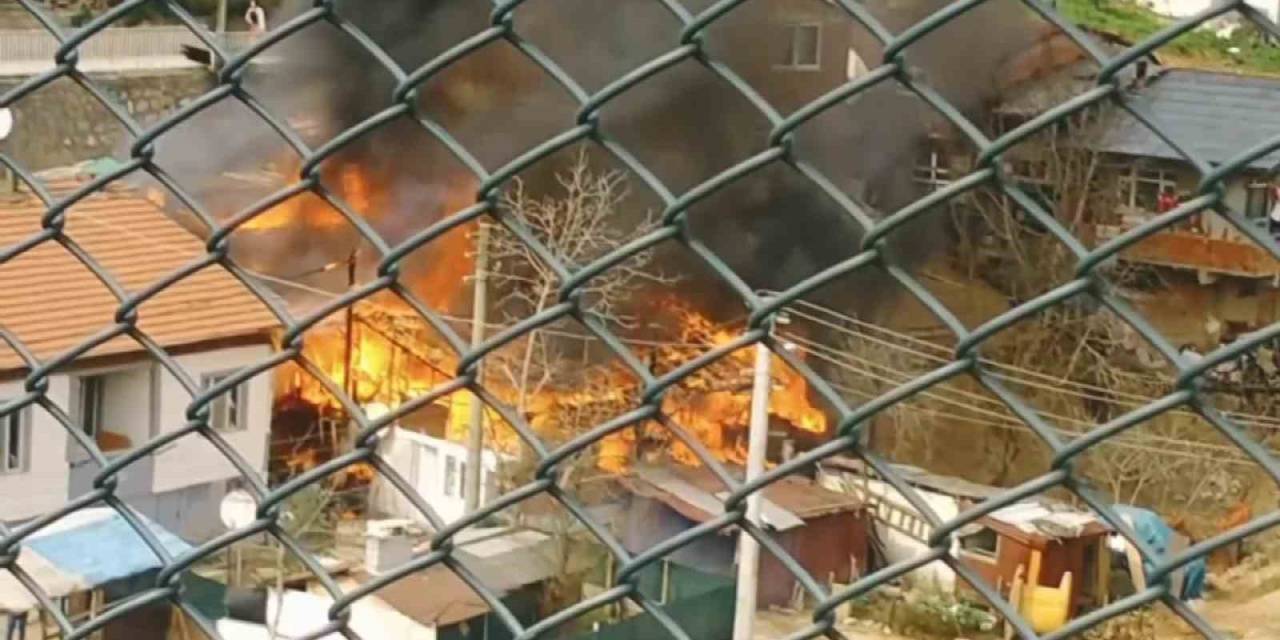 Yangın Faciası: Baba Ve Oğlunun Evleri Küle Döndü