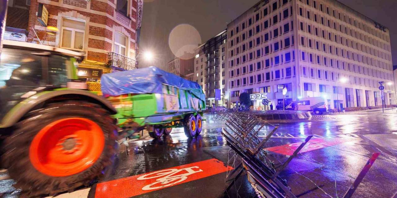 Belçika’da Çiftçiler Caddeleri Ateşe Verdi