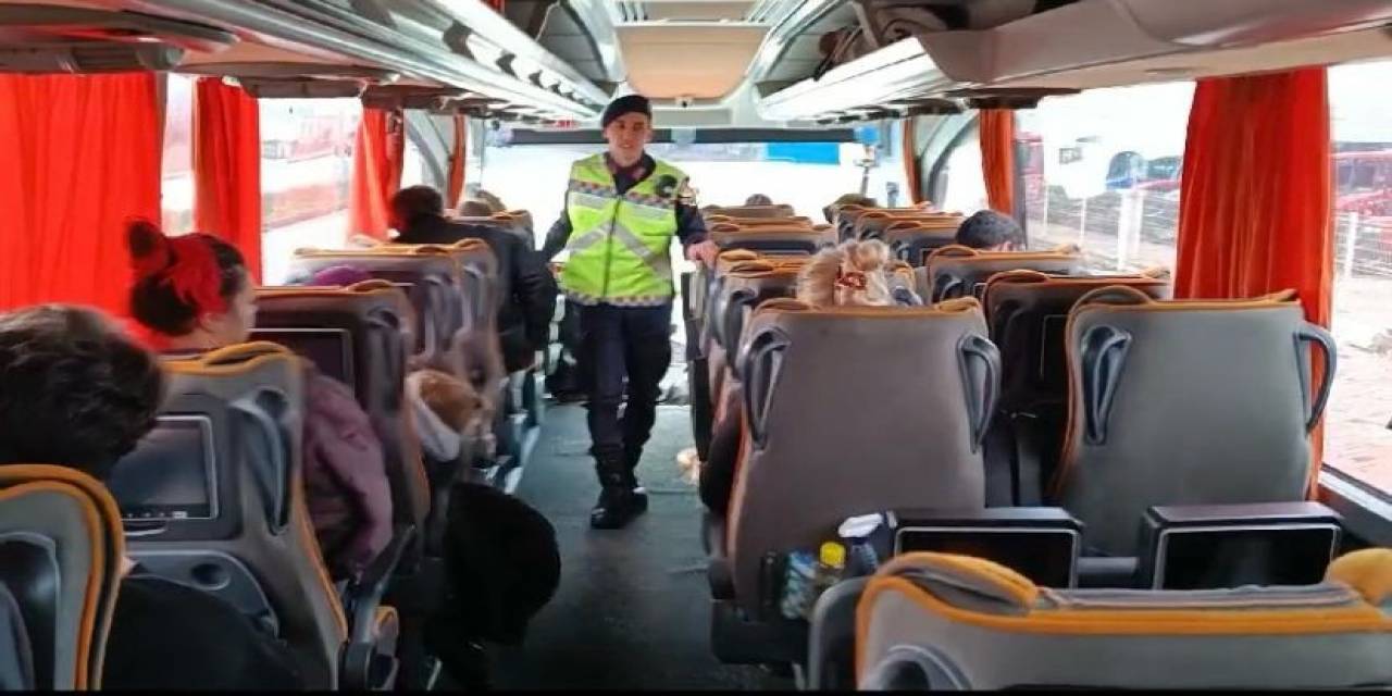 İzmir Jandarmasından Yolculara Emniyet Kemeri Bilgilendirmesi