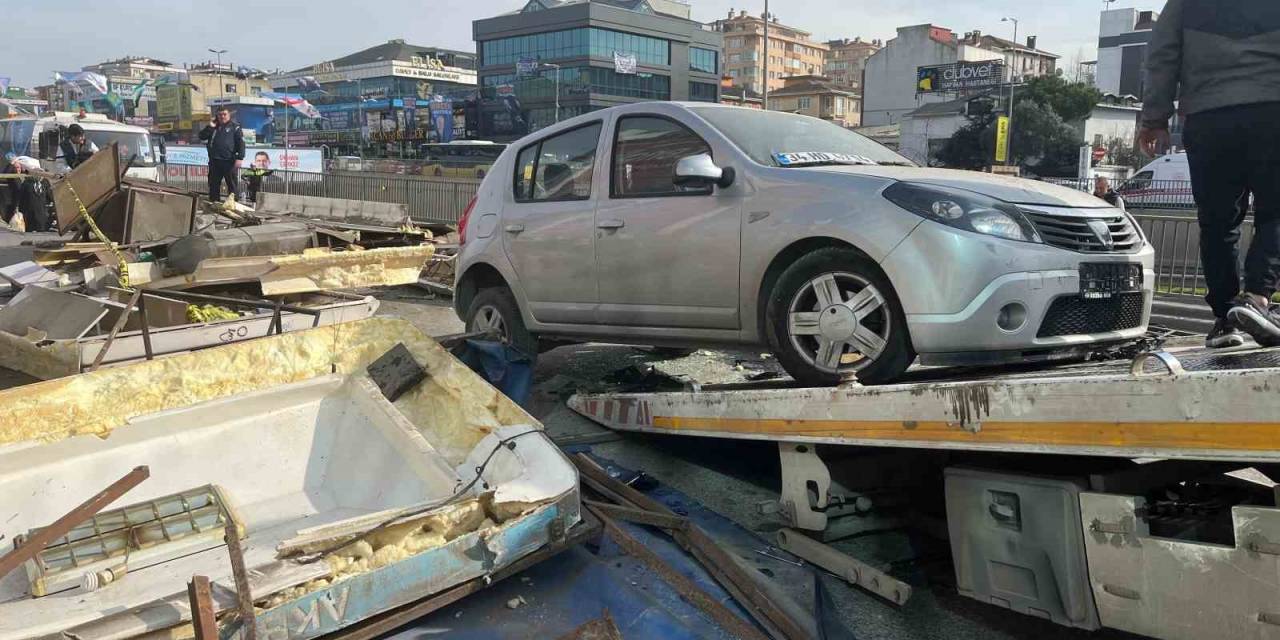 Çekmeköy’de Kontrolden Çıkan Otomobil Durağa Daldı: 4 Yaralı