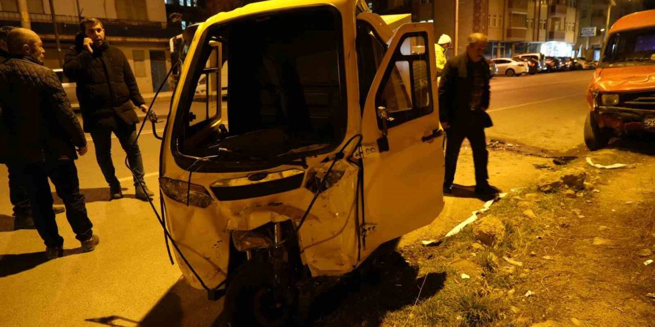 Minibüsle Kafa Kafaya Çarpışan Kurye Yaralandı