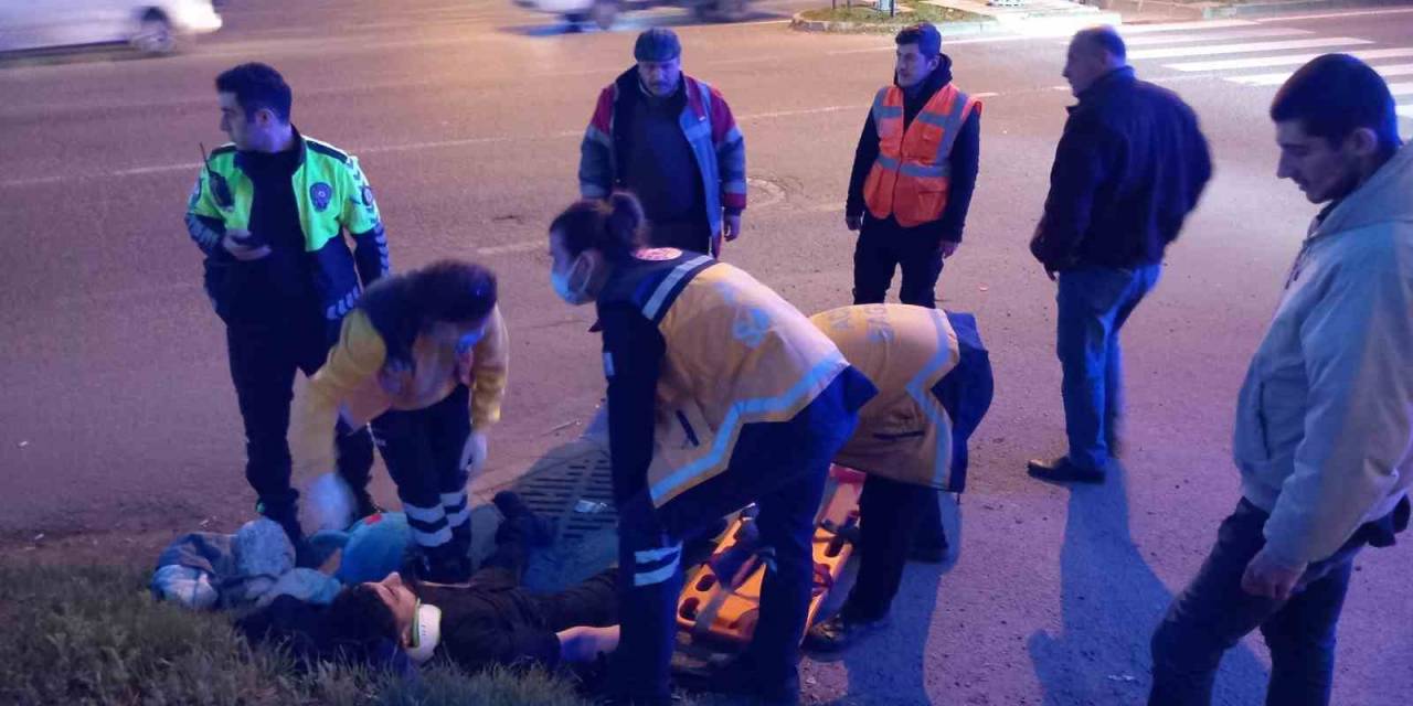 Otomobille Çarpışan Motosikletli Yaralandı