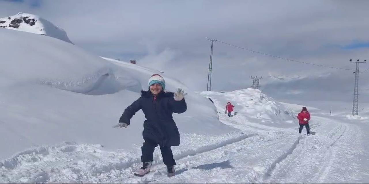 2 Bin 400 Rakımda Kar Vatandaşı Esir Alıyor