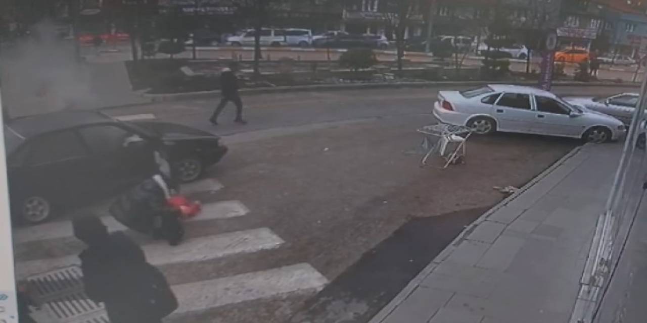 Radyatör Hortumu Patlayan Otomobilden Kadın Ve Çocuk Kendilerini Korkuyla Dışarı Attı