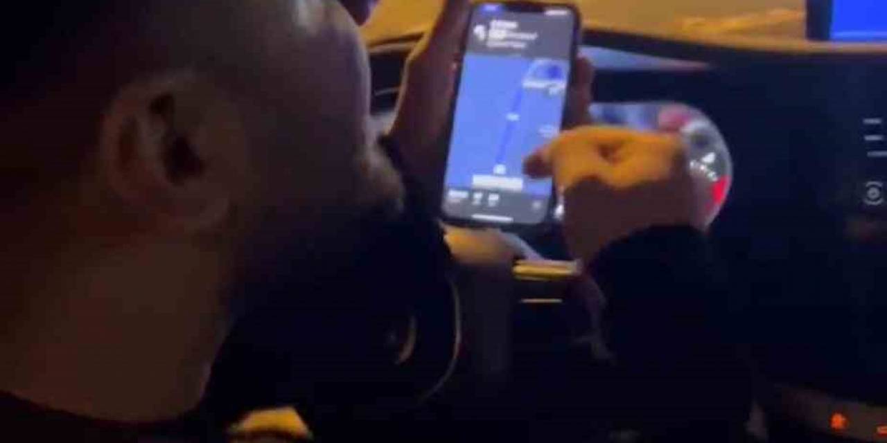 İstanbul’da “Taksimetreyi Neden Açmadın” Kavgası Kamerada: Müşterileri Otoyolda İndirmek İstedi, Kaydı Görünce Vazgeçti