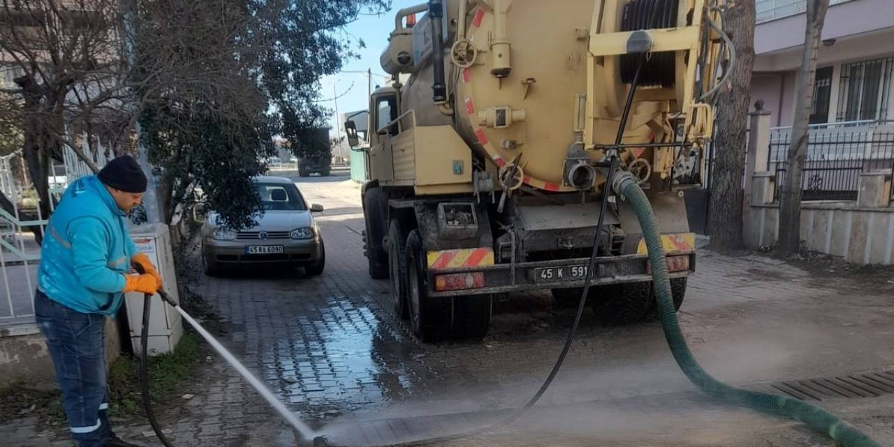 Kula’da Dört Mahallenin Yağmursuyu Izgaraları Temizlendi