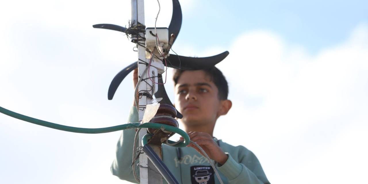 Gazzeli Çocuk Yaşadıkları Çadırı Aydınlatmak İçin Elektrik Üretiyor