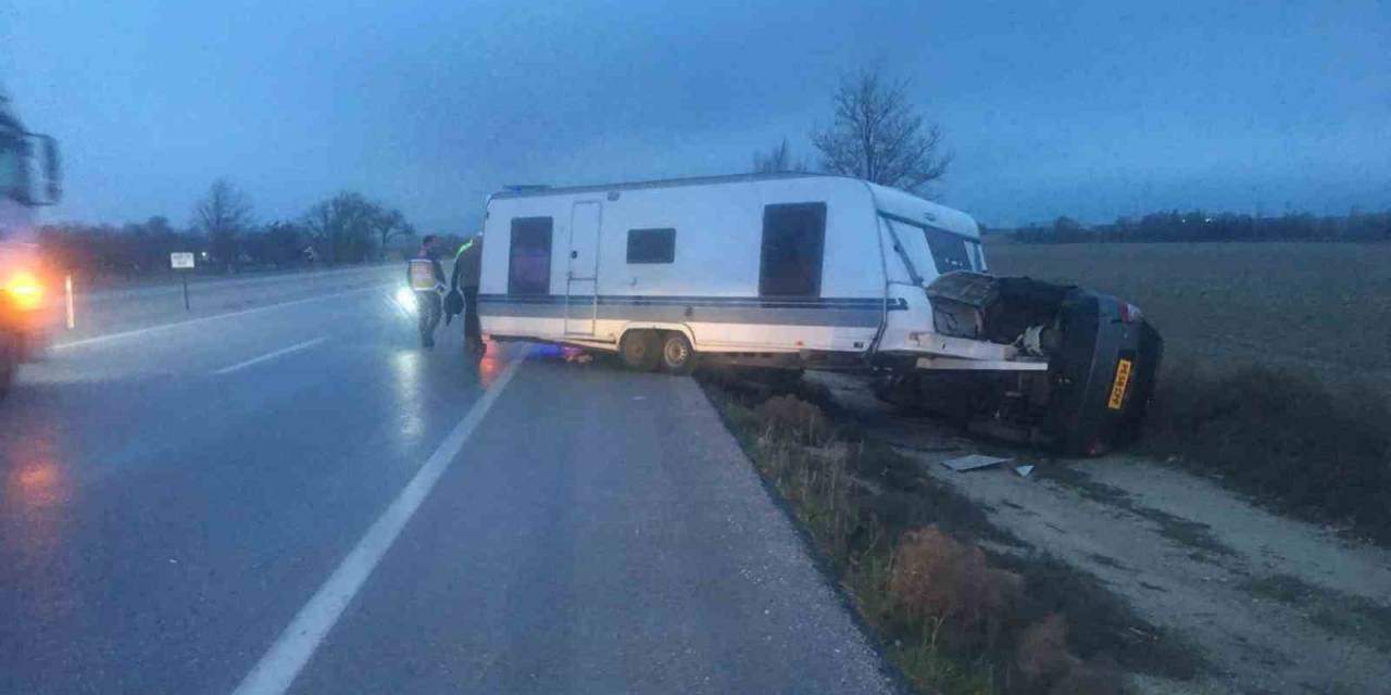 Karavan Bağlı Otomobil Şarampole Devrildi: 1 Yaralı
