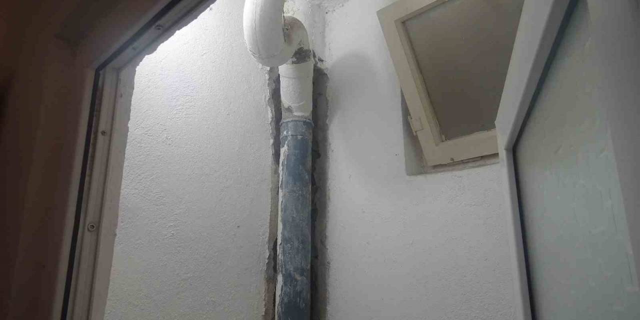 Lağım Borusuna Giren Yavru Kedi İçin Seferber Oldular