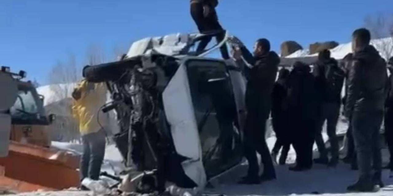 Hafif Ticari Araç İş Makinesine Çarptı: 1 Yaralı