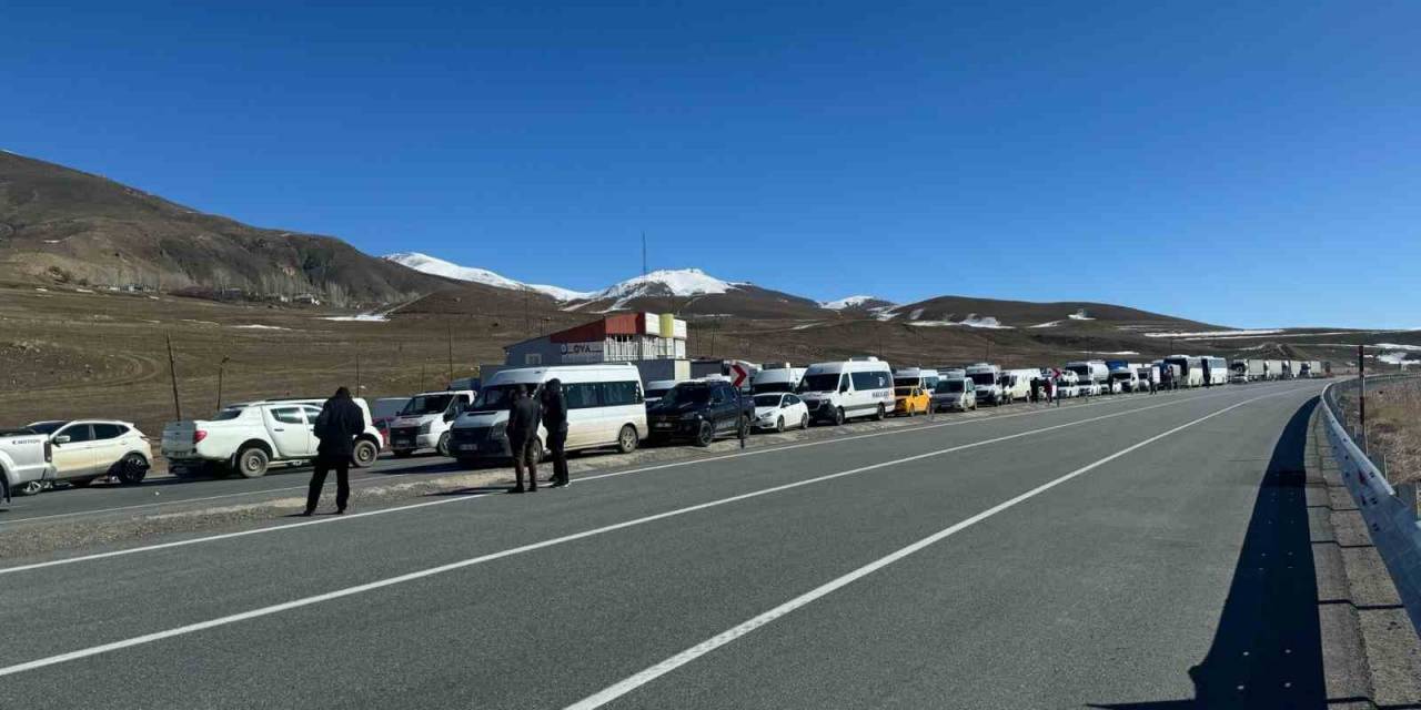 Çığ Nedeniyle Kapanan Van-hakkari Yolu Trafiğe Açıldı