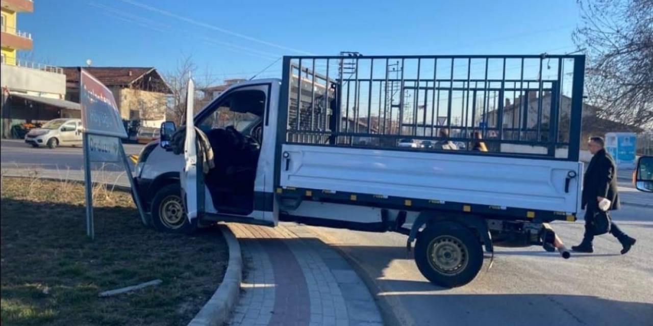 Kontrolden Çıkan Kamyonet Kaldırıma Çıktı: 1 Yaralı