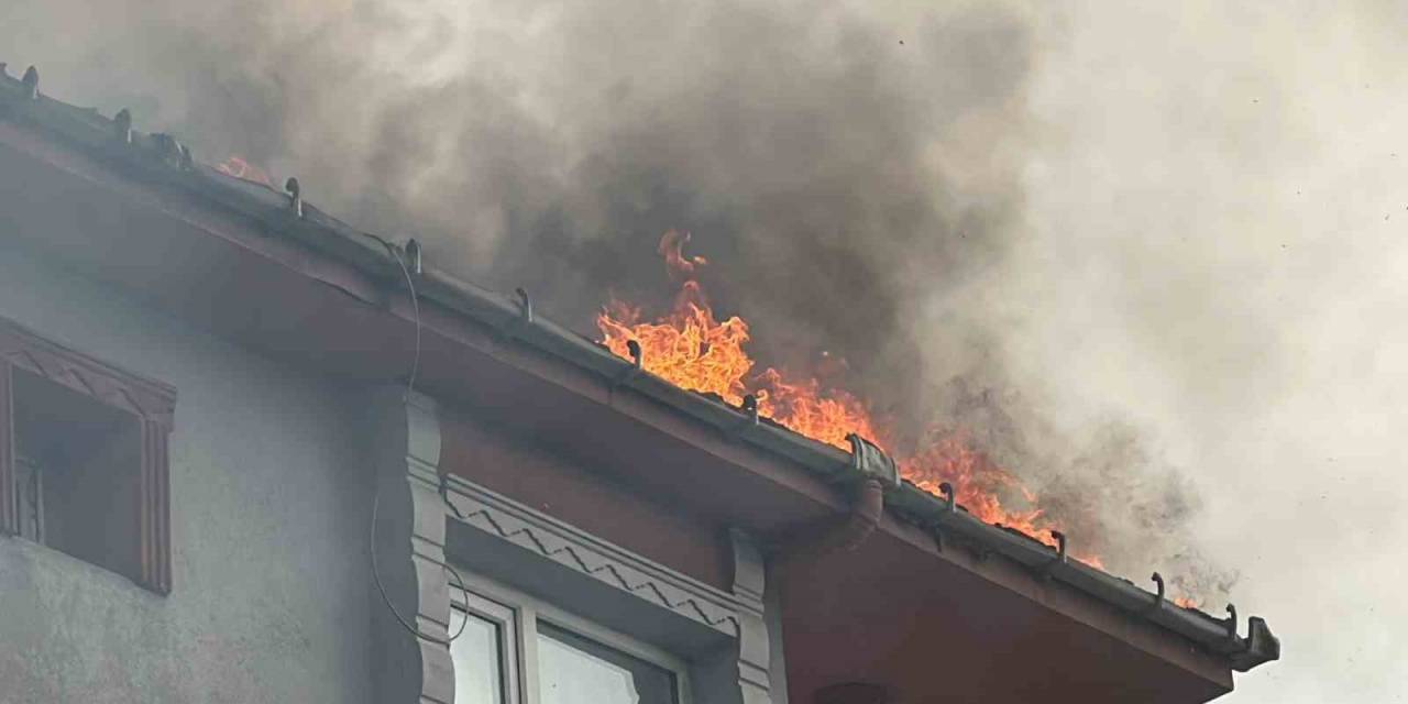 Gaziosmanpaşa’da Alevli Çatı Yangını Mahalleliyi Sokağa Döktü: Çatı Yanarken Balkonda Sigara İçti