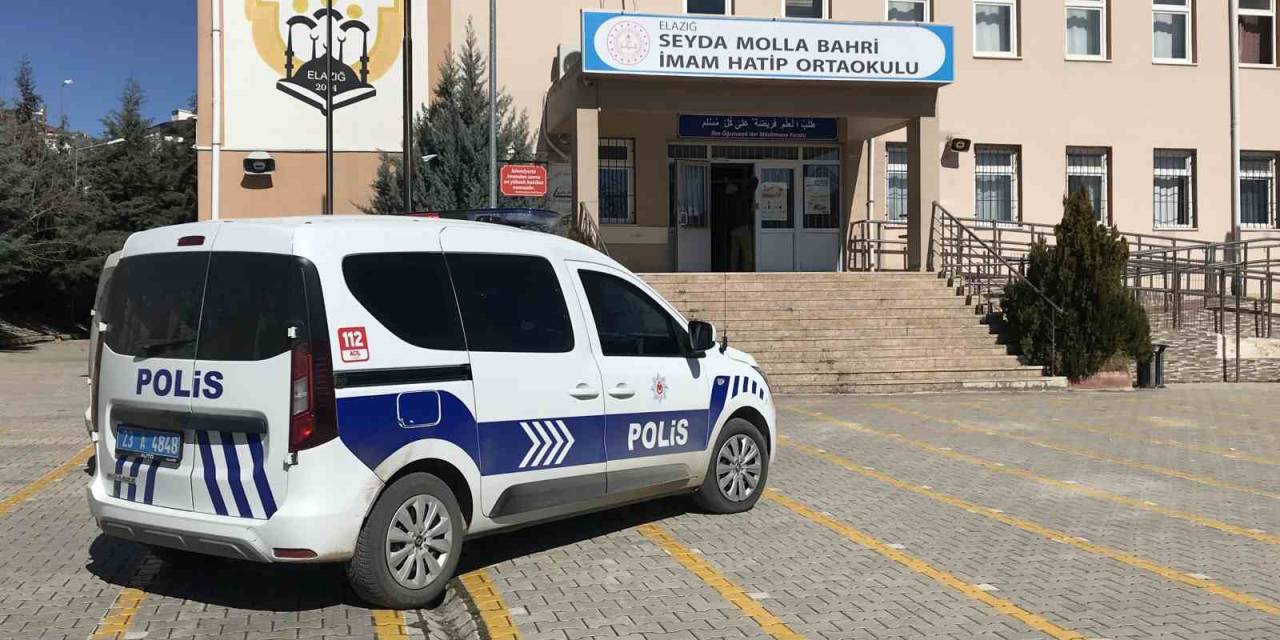 Tartıştığı Arkadaşını Okul İçerisinde Meyve Bıçağı İle Yaraladı