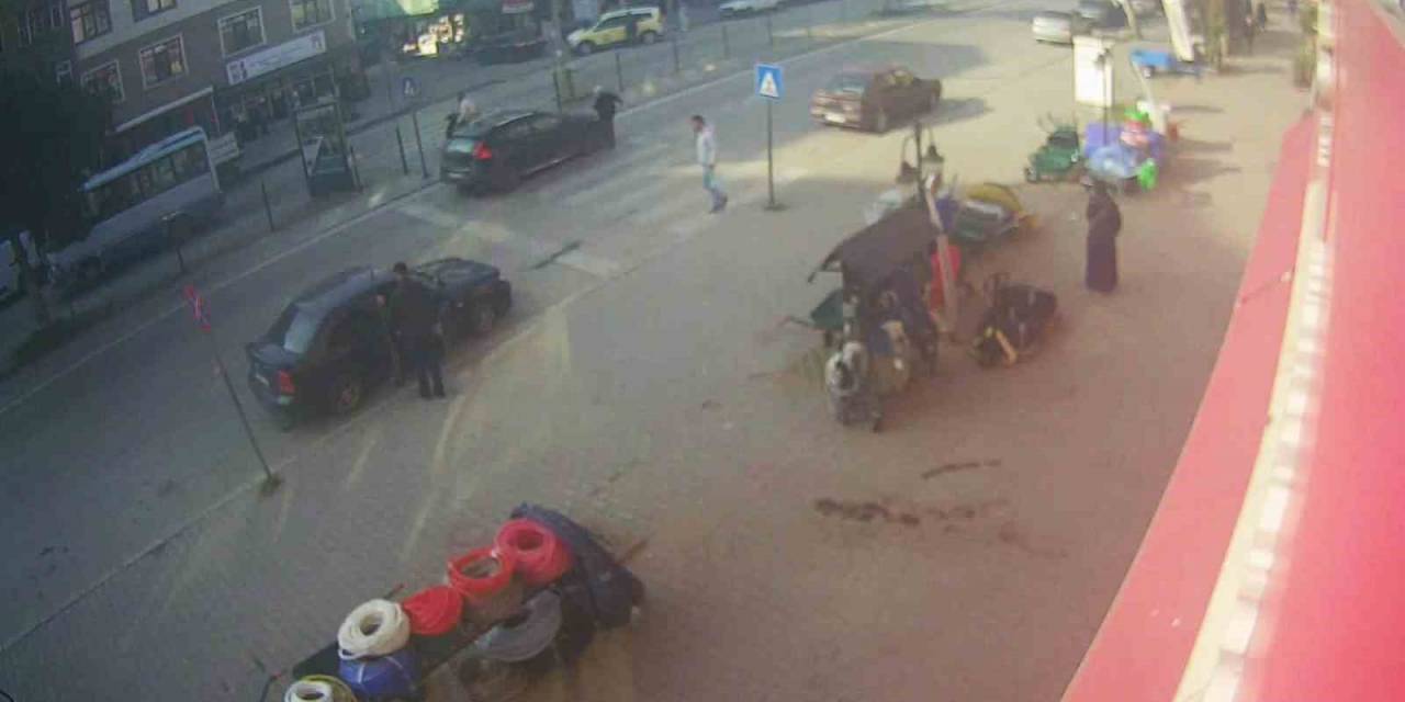 Kurallara Uyarak Yaya Geçidini Kullanan Yaşlı Adama Göz Göre Göre Böyle Çarptı