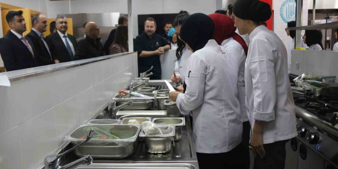 Ünlü Gastronomi Şefi Üniversite Öğrencileriyle Yemek Yaptı