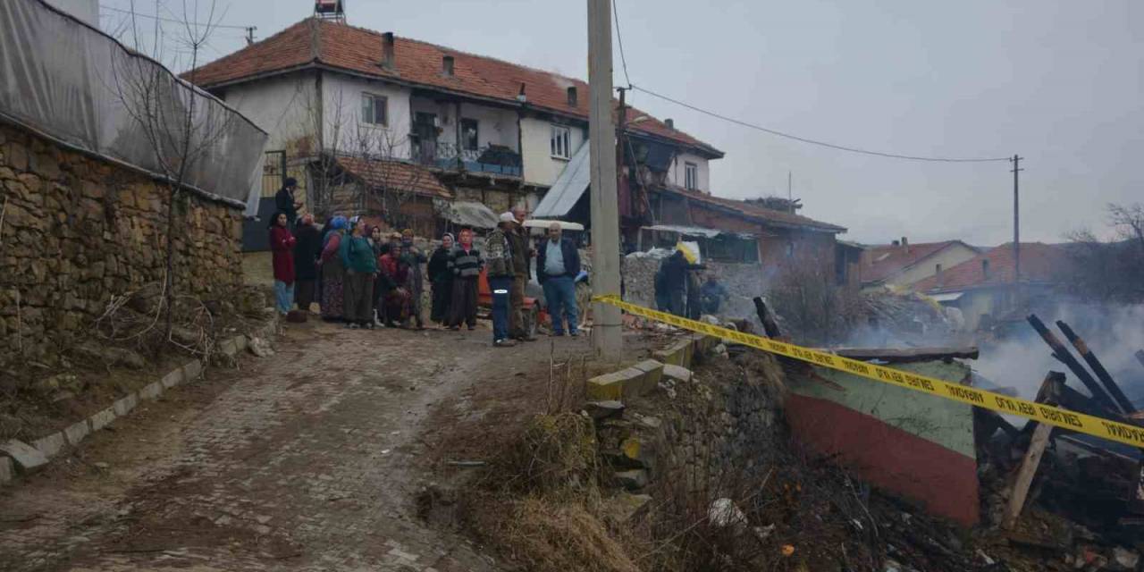 29 Koyunun Telef Olduğu Ev Ve Ağıl Yangınında Maddi Zarar Ortaya Çıktı