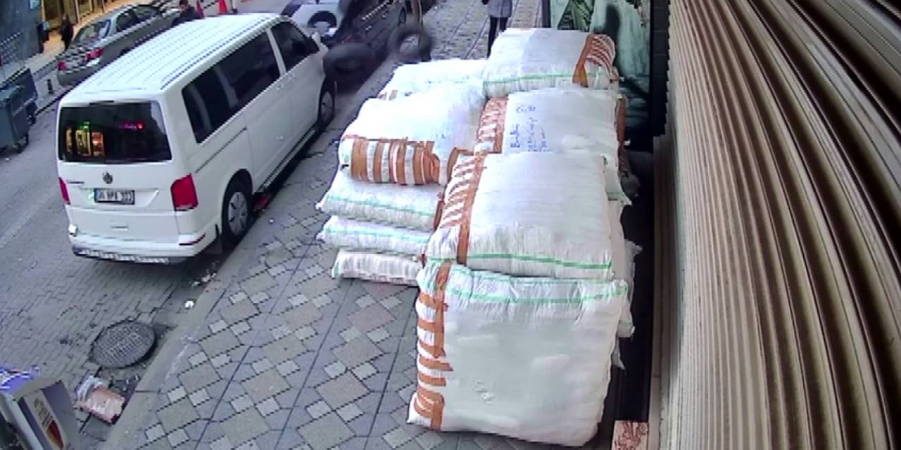 Zeytinburnu’nda İnanılmaz Anlar Kamerada: Kaldırımda Yürüyen Kadının Üzerine Lastik Yağdı