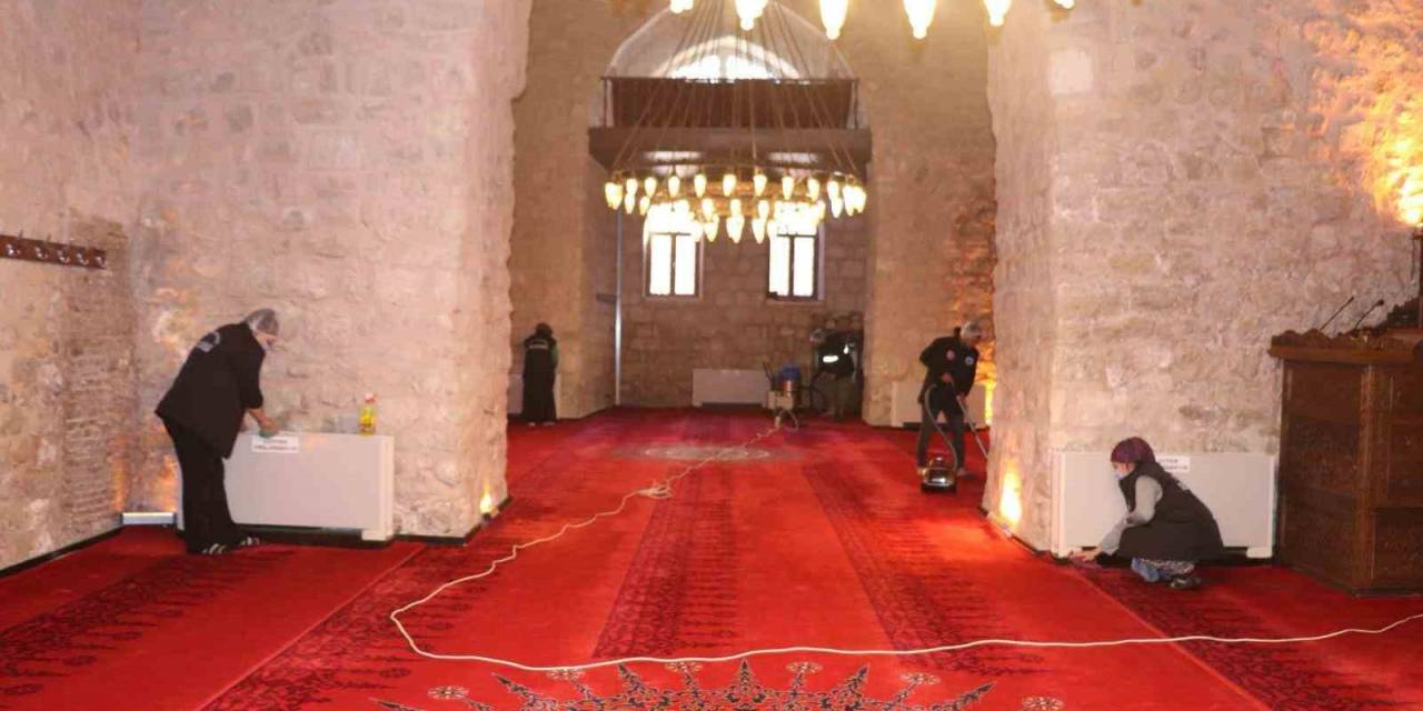 Siirt’te Ramazan Ayı Öncesi Camilerde Temizlik Çalışması Başlatıldı