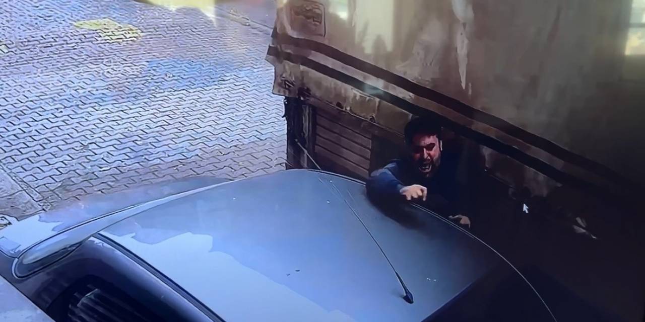 Kağıthane’de Dehşet Anları Kamerada: Şoför Kamyonetiyle Otomobil Arasında Sıkıştı