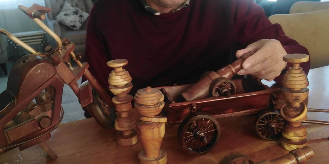 Emekli Marangoz Ustası, Ağaçları Oyarak Yüzlerce Oyuncak Yaptı