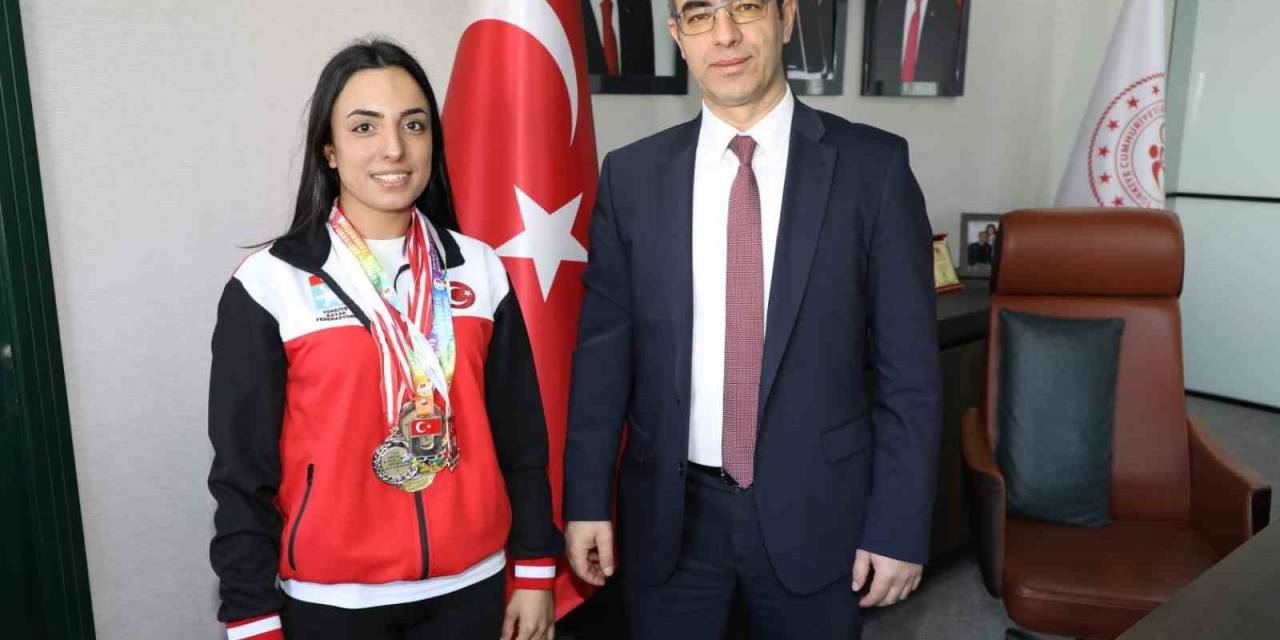 Ağrılı Milli Kayakçı Seher Kaçmaz Madalyaları Topladı