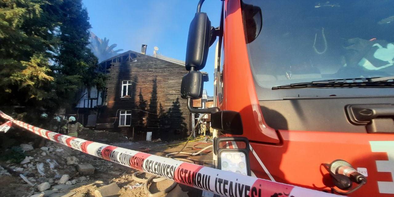 Cihangir’de Ahşap Binada Yangın: Dumanlar Kilometrelerce Öteden Görüldü