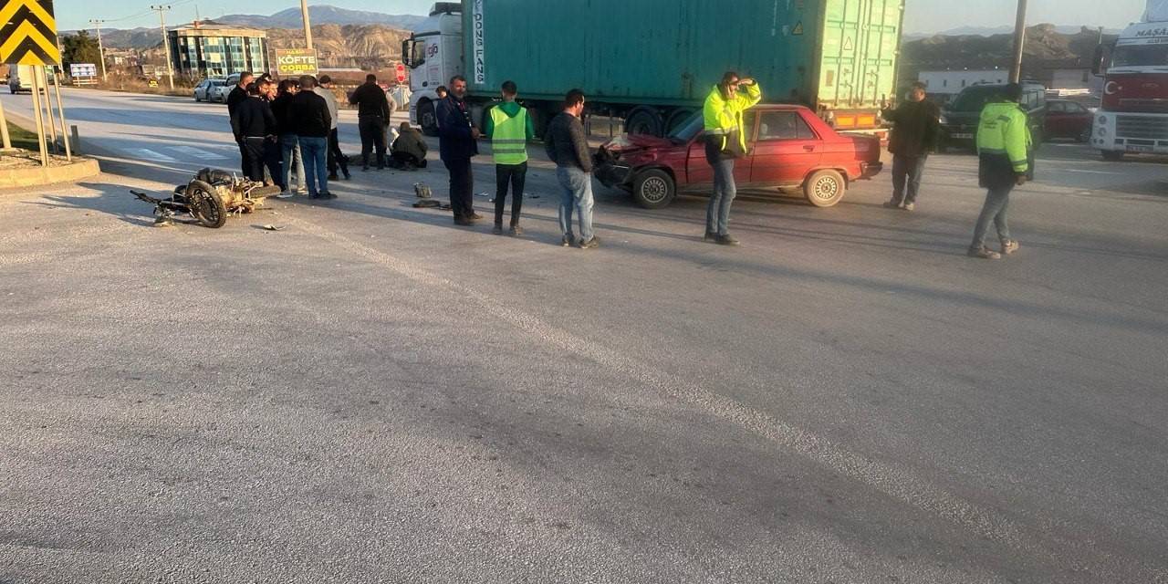 Kırmızı Işıkta Geçen Motosiklet, Otomobille Çarpıştı: 1 Yaralı