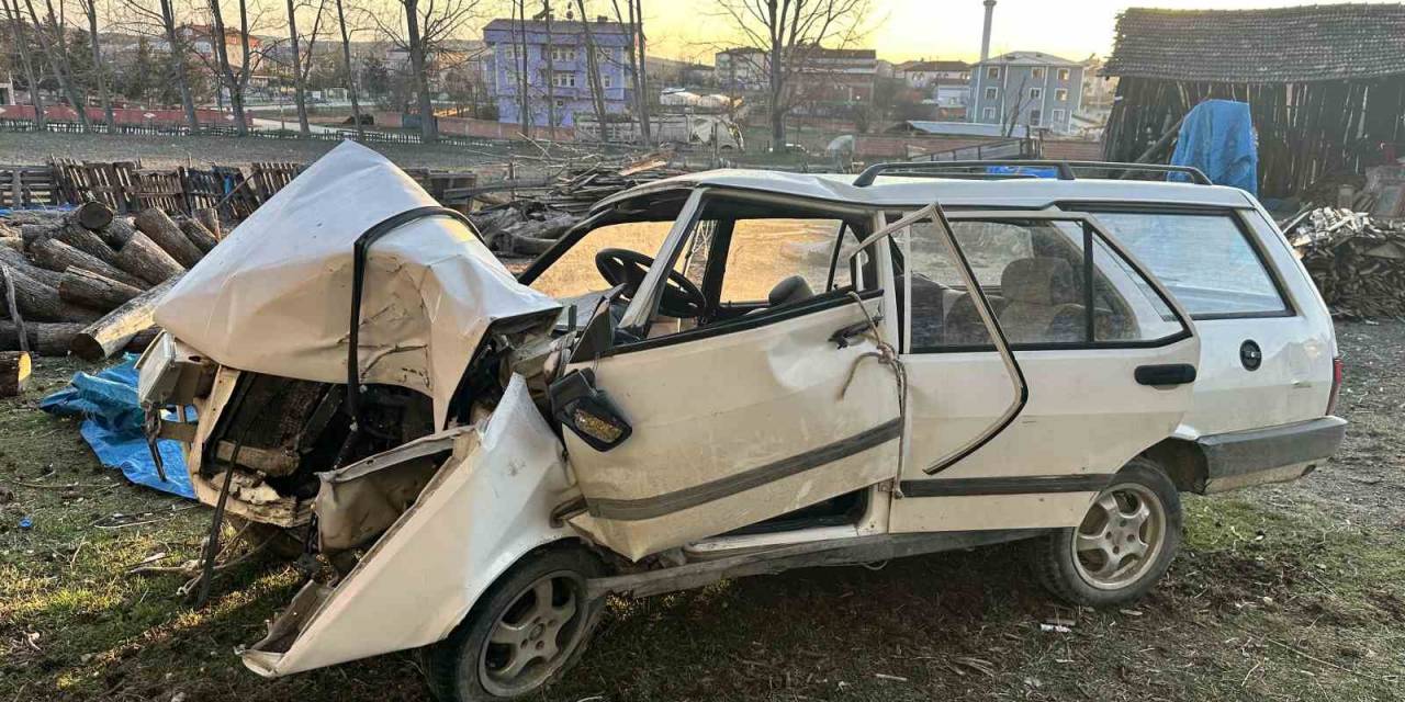 Otomobil Elektrik Direğine Çarptı: Sürücü Öldü, 4 Günlük Bebek Ve Annesi Yaşam Mücadelesi Veriyor