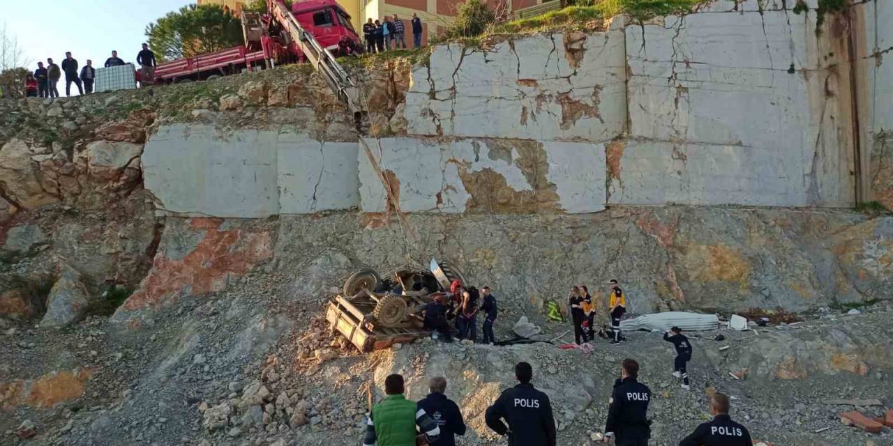 Traktör 20 Metrelik Şarampole Yuvarlandı, Sürücüsü Öldü