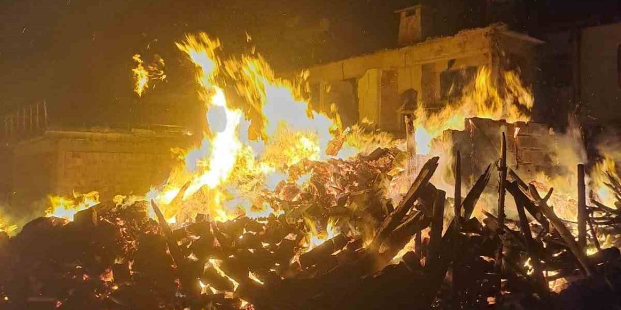 Buzdolabı Patladı, İki Ev Yandı