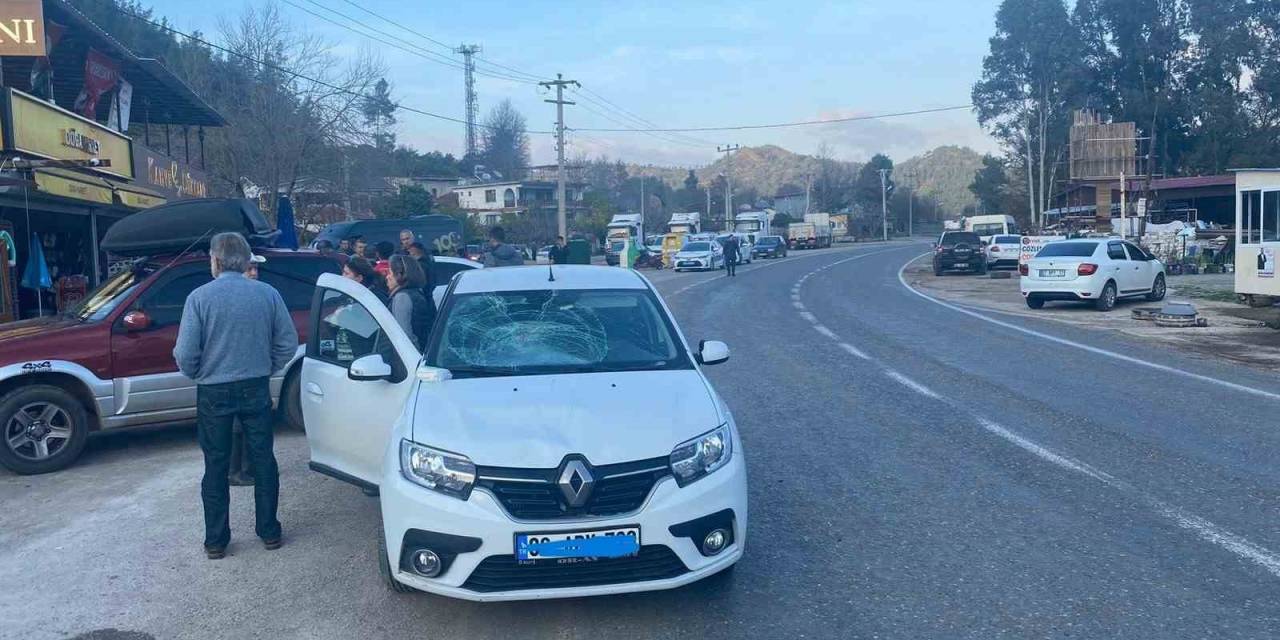 Marmaris’te Otomobil Yolun Karşısına Geçmek İsteyen Yayaya Çarptı