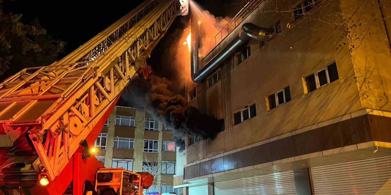 Avcılar’da Tekstil İmalathanesinde Korkutan Yangın: 4 Katlı Bina Alev Alev Yandı