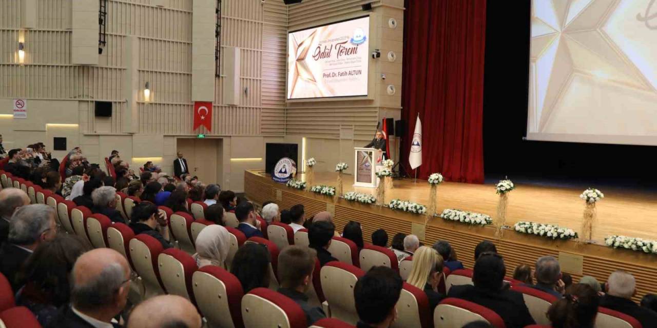 Erciyes Üniversitesi’nde 2023 Yılı Ödülleri Sahiplerini Buldu