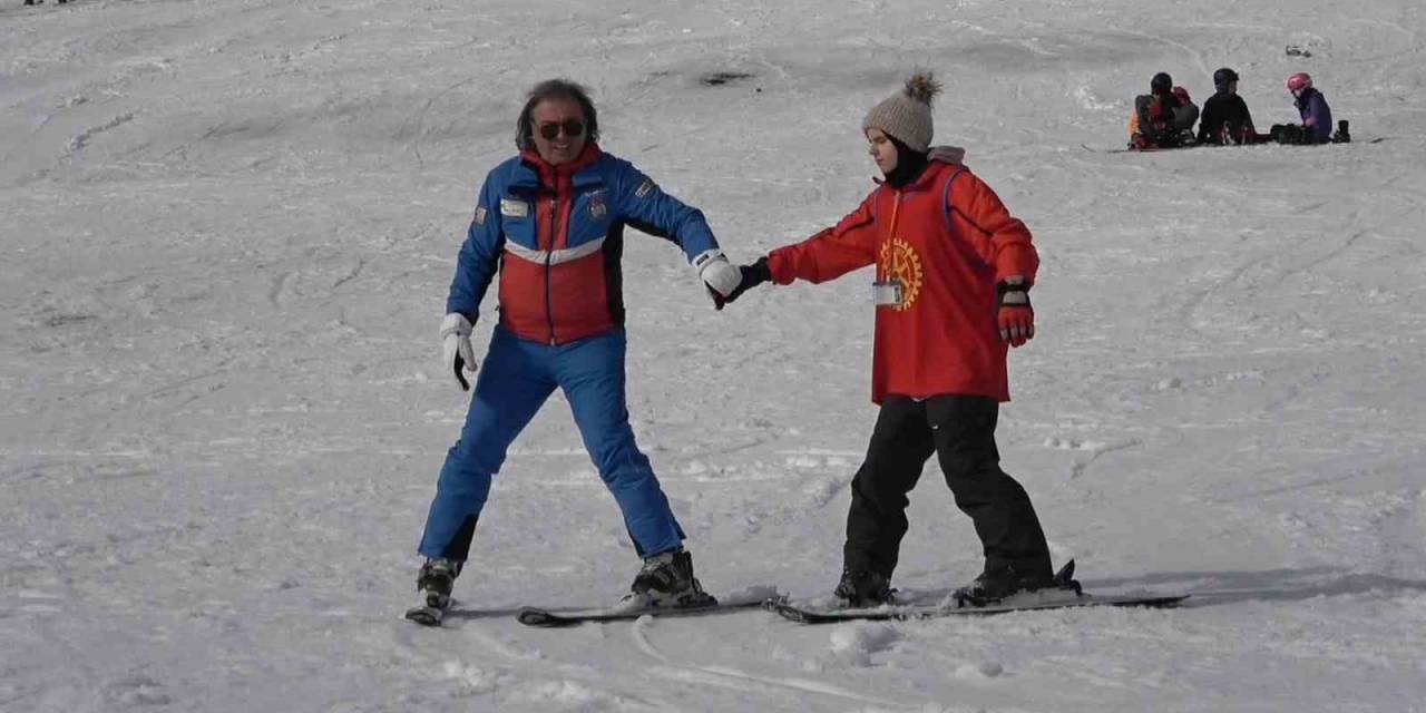 Görme Engelli Gençler Uludağ’da Kayak Öğrendi
