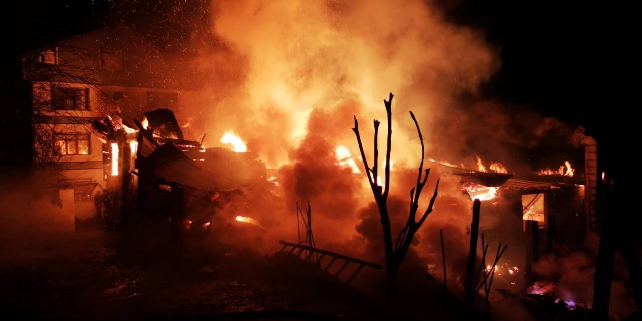 Patlayan Kalorifer Kazanı İki Katlı Ahşap Evi Kül Etti