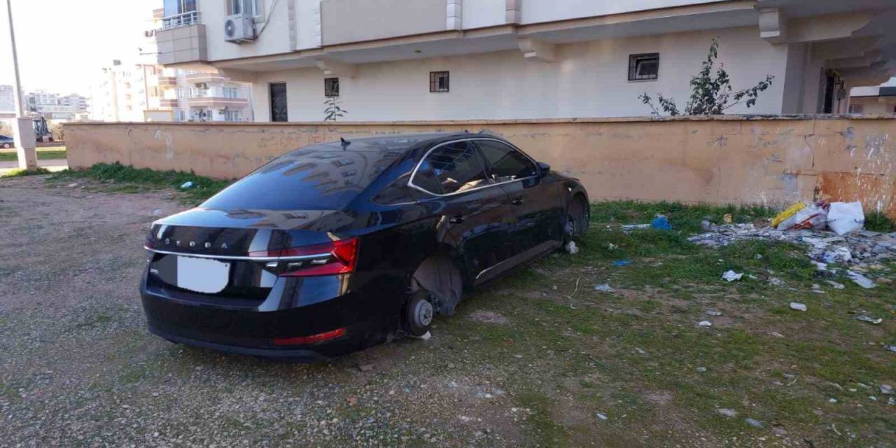 Park Halindeki Lüks Aracın Lastikleri Ve Jantları Çalındı