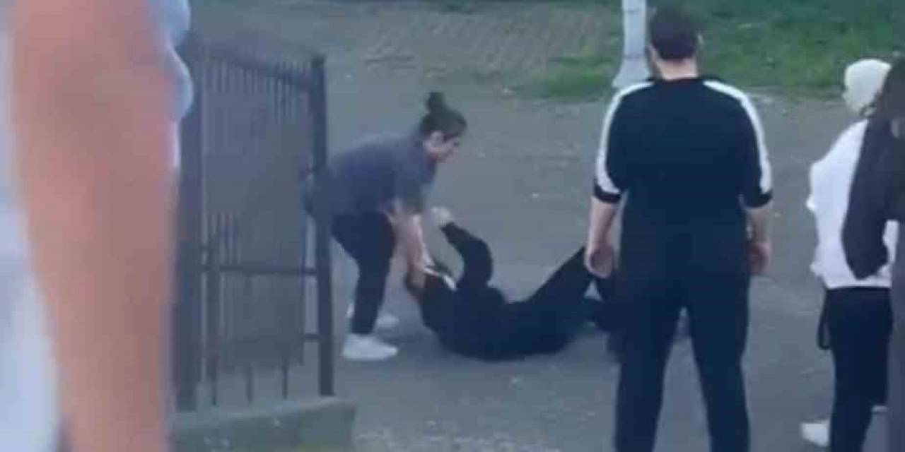 İstanbul’da Genç Kızların Sevgili Kavgası Kamerada: Erkekler Ayırmak Yerine Kayda Alıp Küfretti