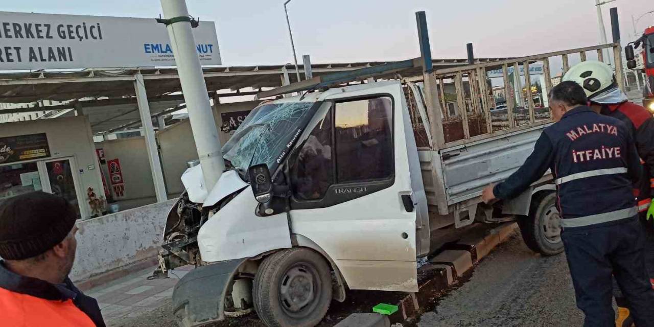 Trambüs Direğine Çarpan Kamyonet Sürücüsü Ağır Yaralandı