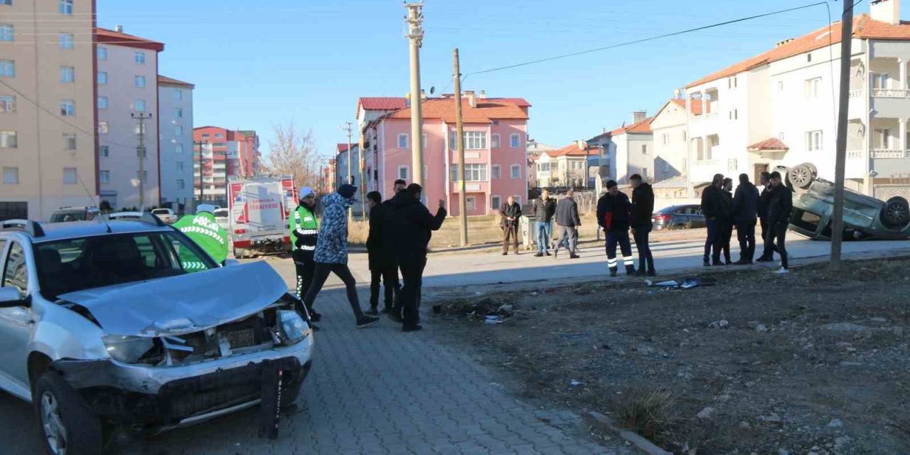 Sivas’ta Hafif Ticari Araç İle Otomobil Çarpıştı: 2 Yaralı