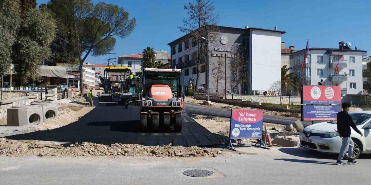 Yatağan Atatürk Caddesi’nde Sıcak Asfalt Çalışmasının Birinci Katı Tamamlandı