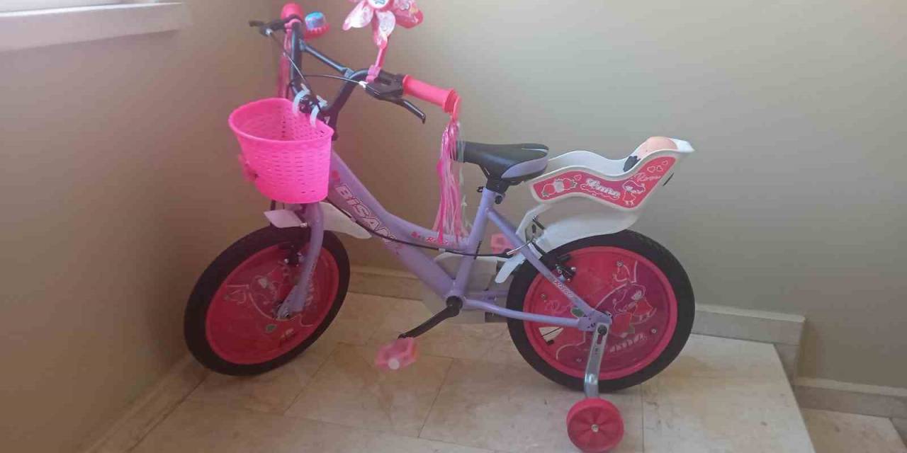 Bisikleti Çalınan Küçük Kıza Mhp’li Ağabeyinden Güzel Sürpriz