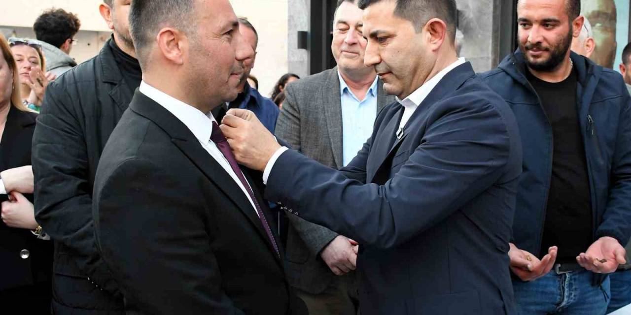 Kuşadası’nda Chp’ye Katılan İyi Partililere Rozetleri Takıldı