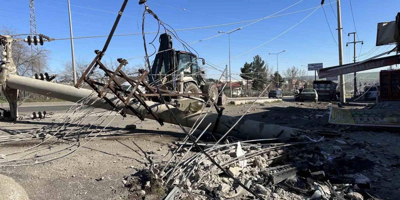 Beton Direğe Ok Gibi Saplanan Aracın Kaza Yaptığı Bölge Gündüz Görüntülendi